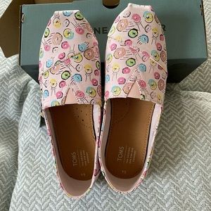 New TOMS Alpargata Slip-On Flat, big kids, size 5D